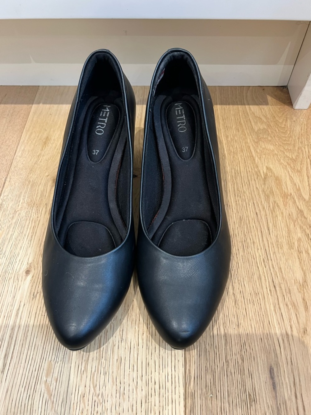 Metro 37 Black Pointed Toe Women's Flats - Picture 2 of 3